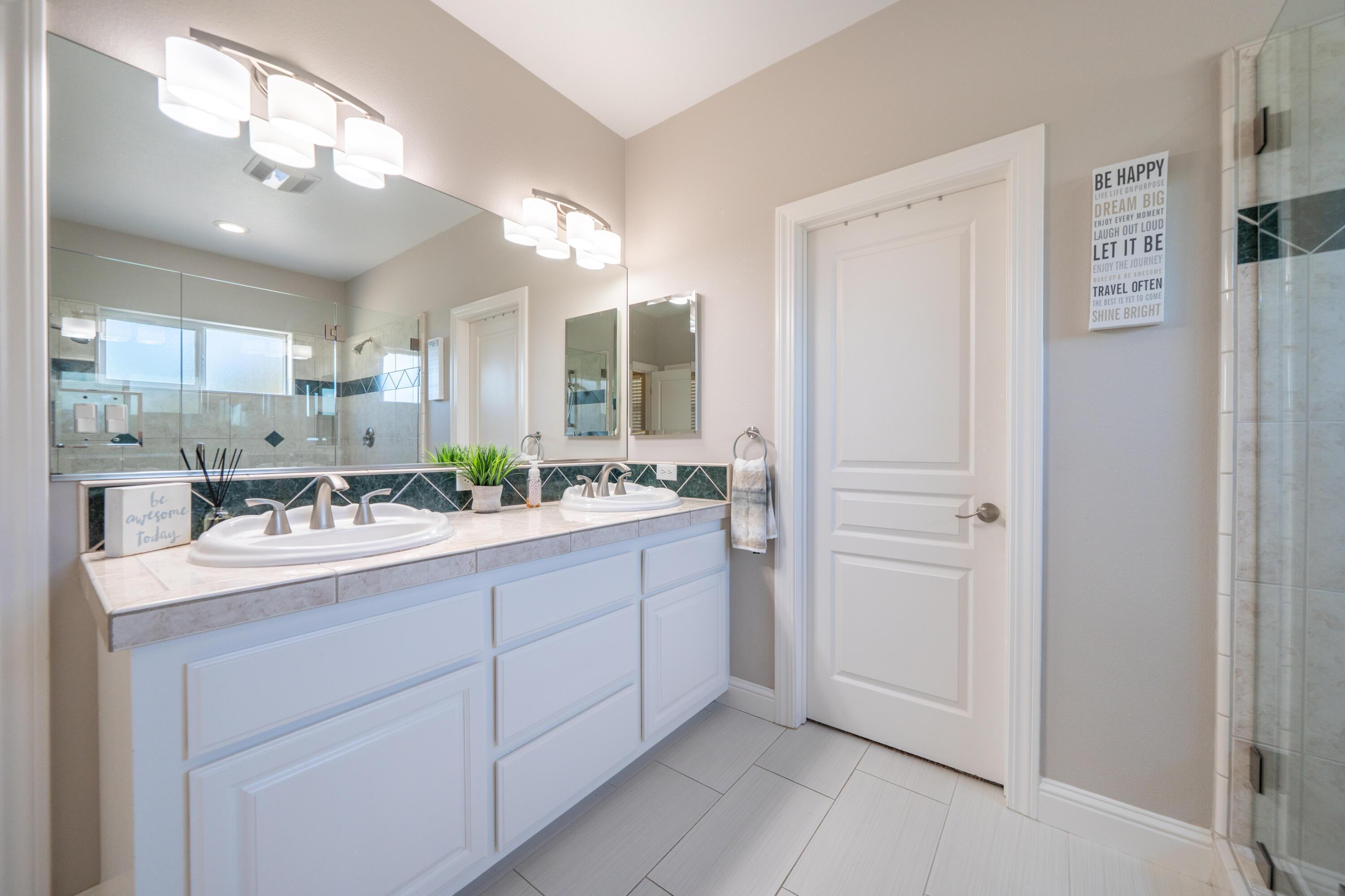 2234 Everest Drive Redding, CA 96001 - Photo 24 of 55 Primary Bathroom