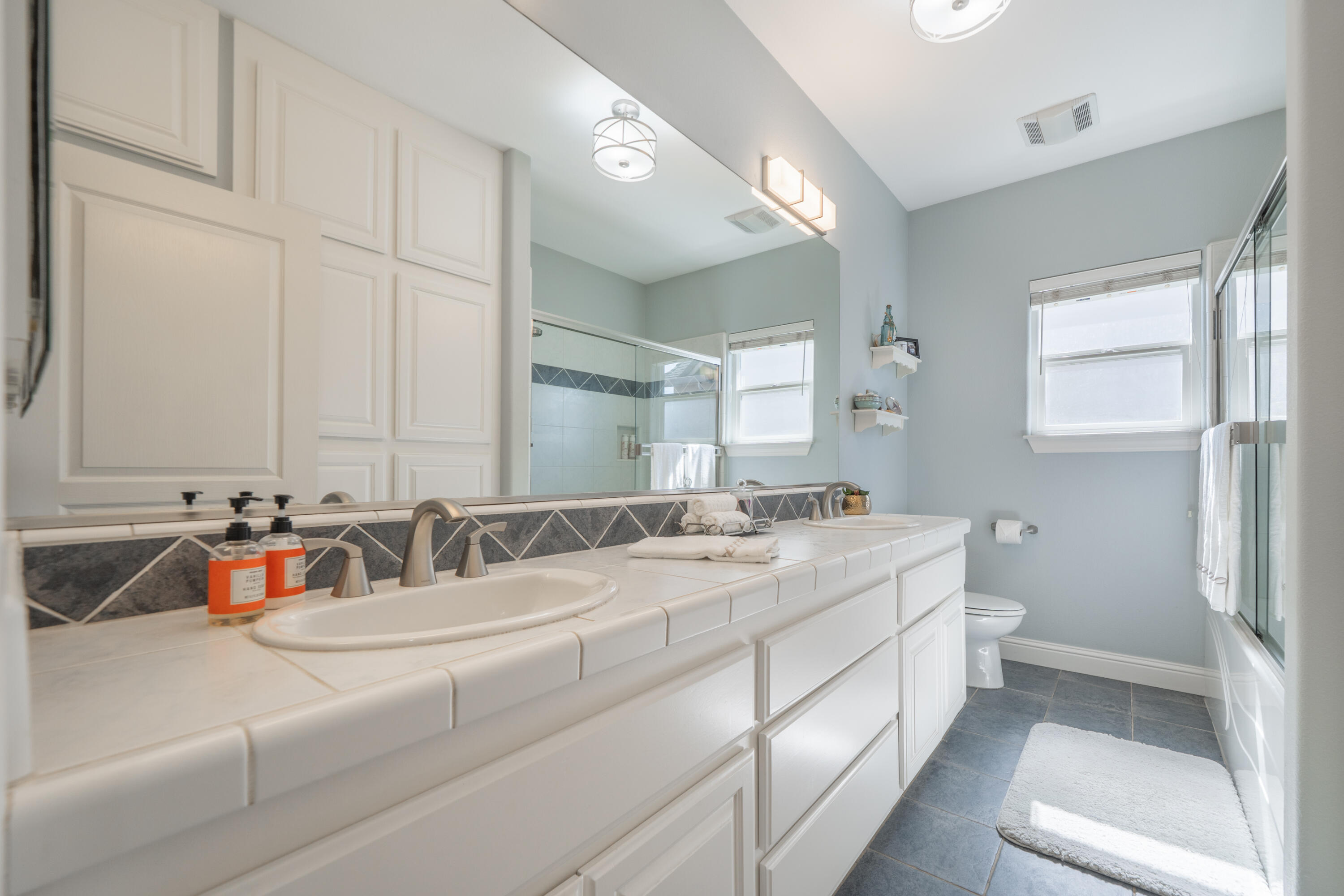 2234 Everest Drive Redding, CA 96001 - Photo 27 of 55 Hall Bath