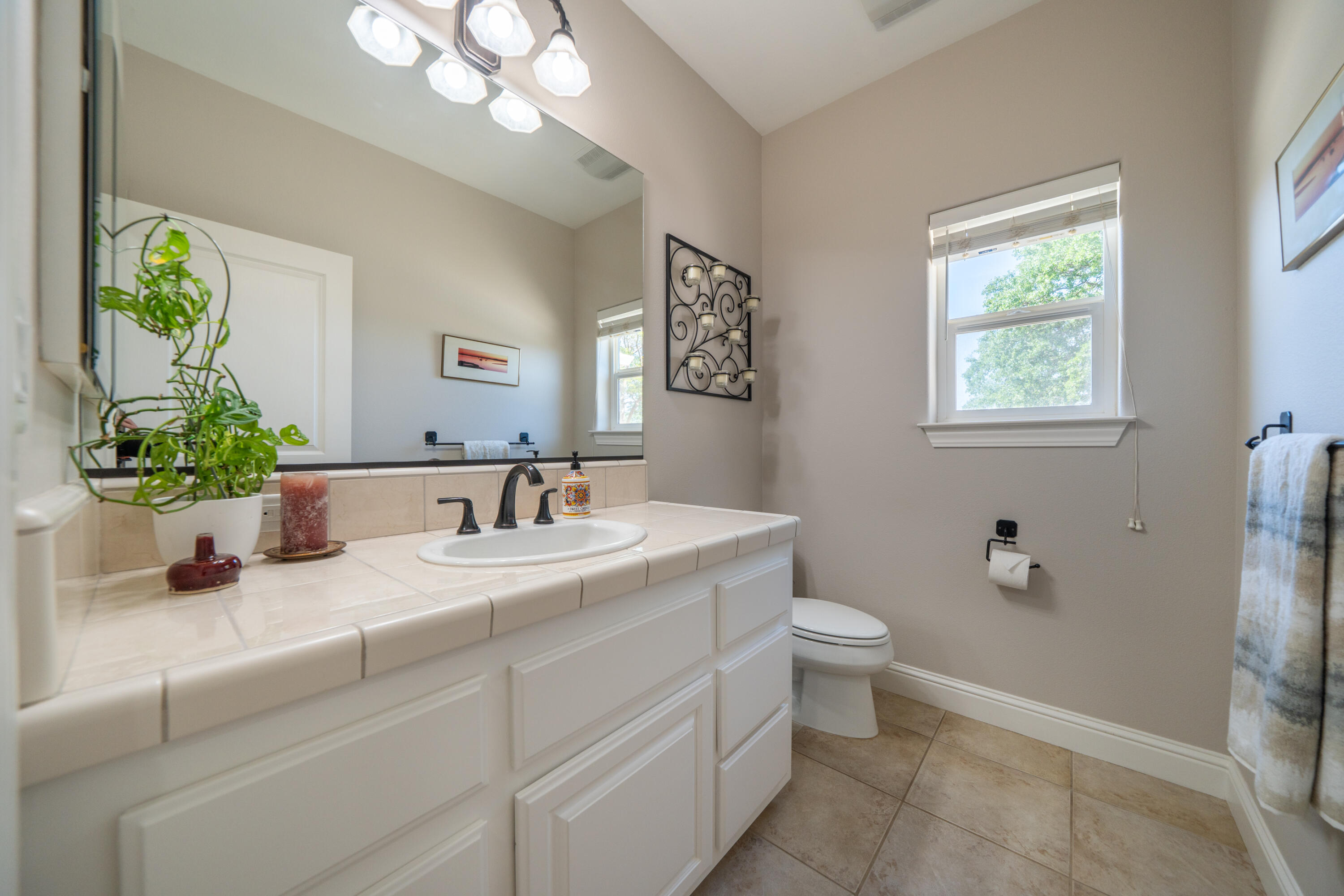 2234 Everest Drive Redding, CA 96001 - Photo 30 of 55 Half Bath