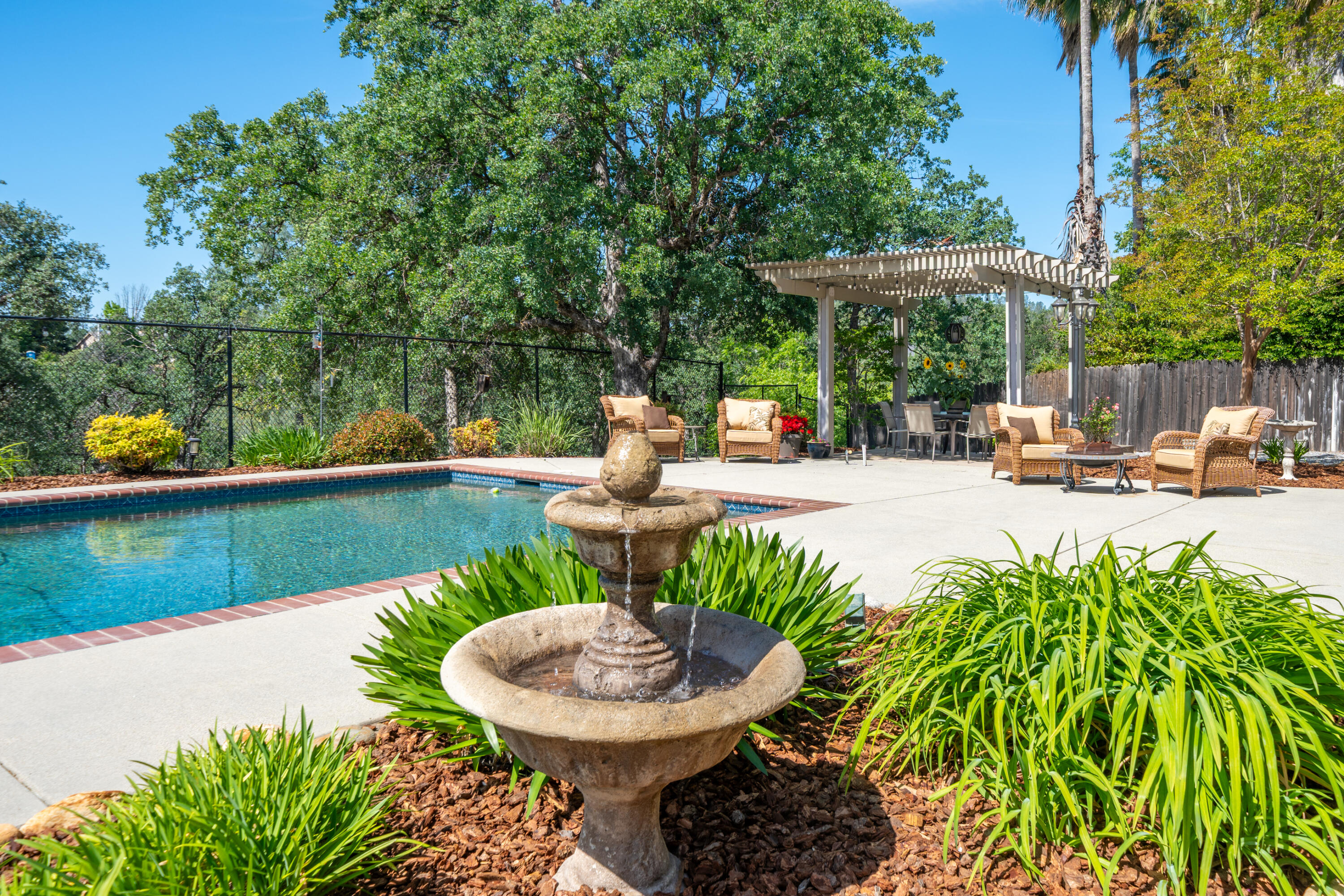 2234 Everest Drive Redding, CA 96001 - Photo 45 of 55 Room for entertaining