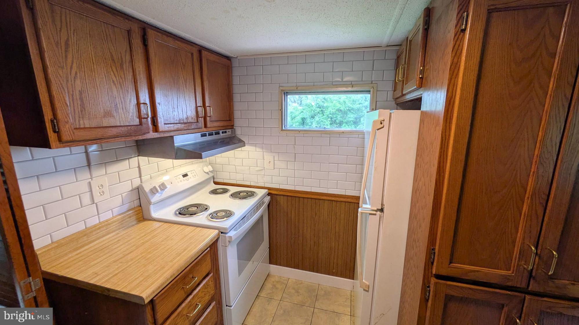 3806 Locust Grove Road Columbia, PA 17512 - Photo 10 of 27 a kitchen with a stove a sink and a refrigerator