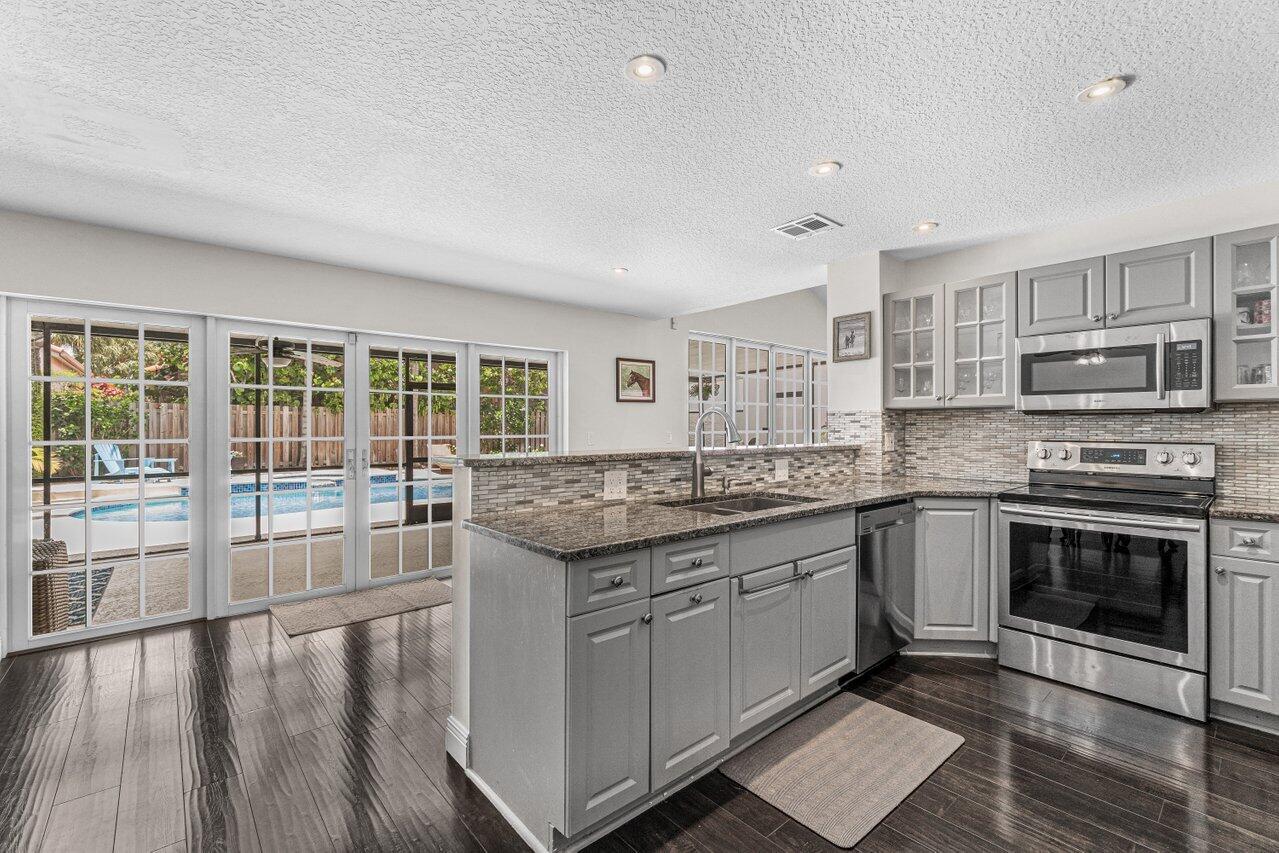 20331 Cozumel Court Boca Raton, FL 33498 - Photo 8 of 32 Kitchen/Back