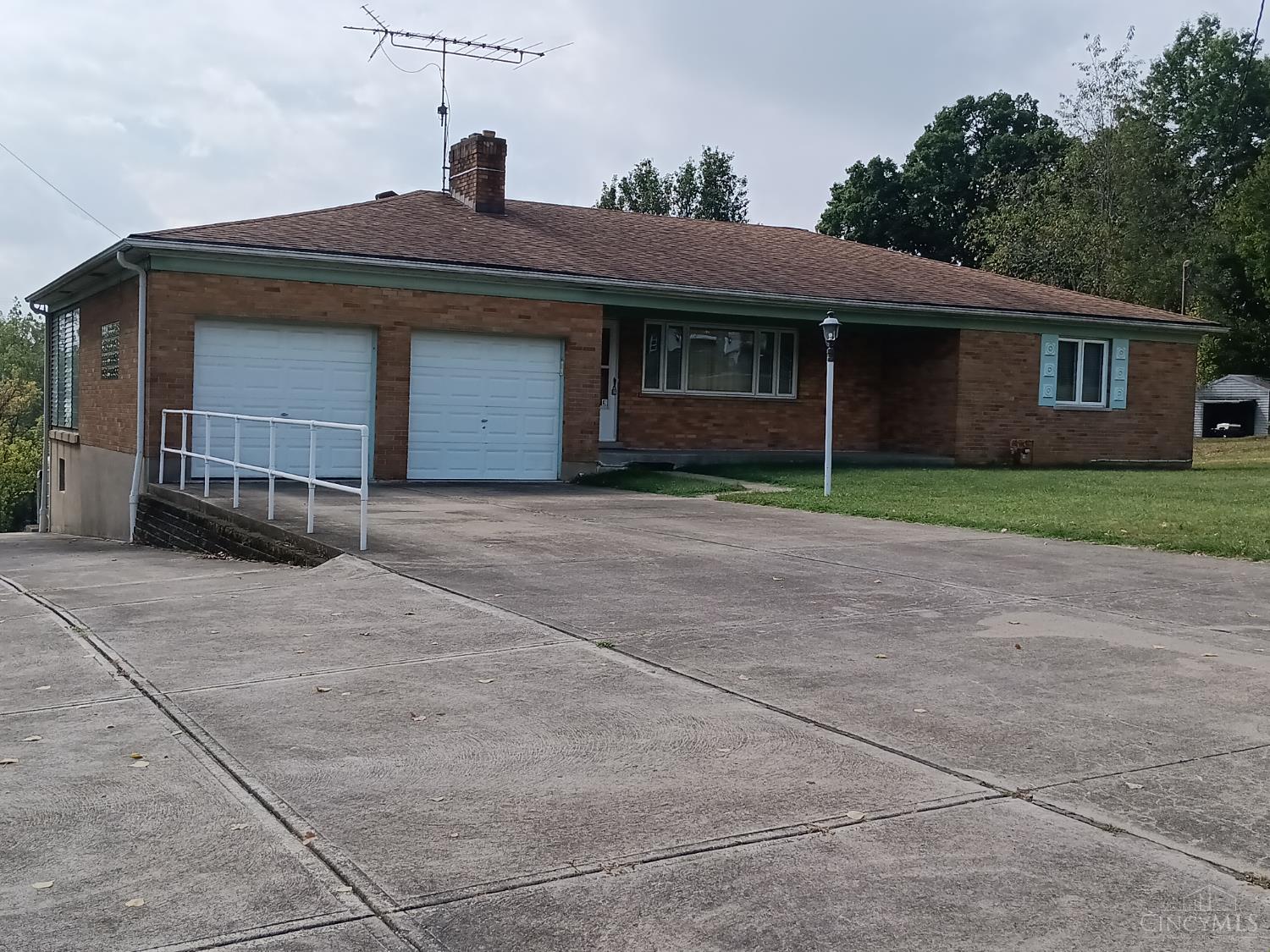 3775 Boomer Road Cincinnati, OH 45247 - Photo 3 of 46