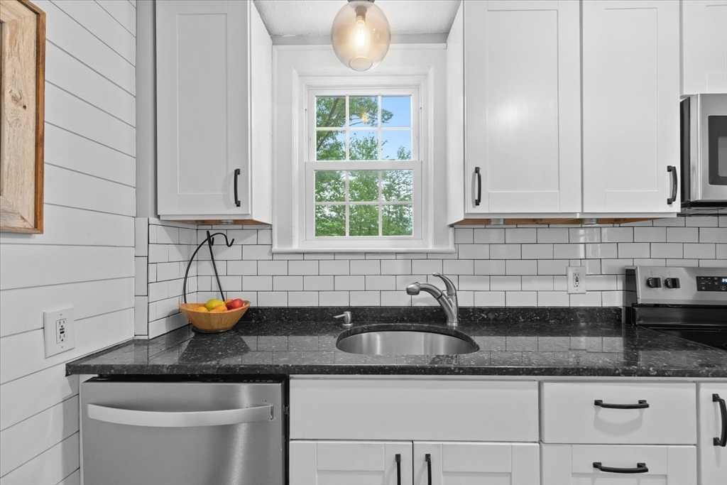 21 Gayland Road Needham, MA 02492 - Photo 9 of 28