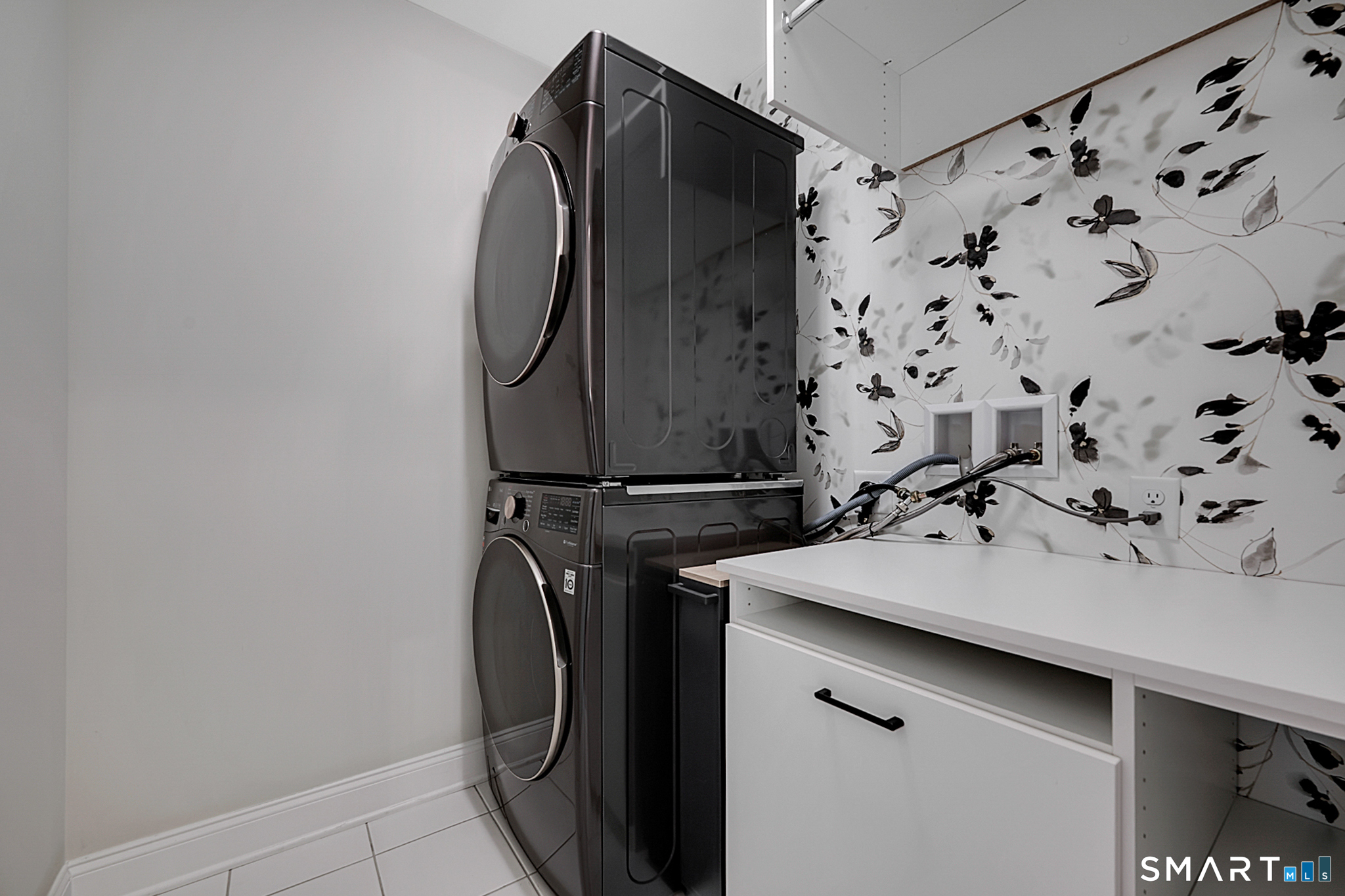 193 Ridgewood Drive, Unit 193 Middlebury, CT 06762 - Photo 29 of 40 a bathroom with a sink and mirror