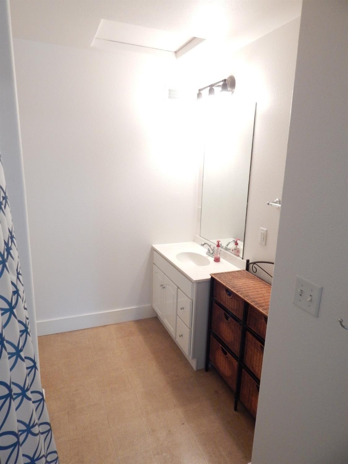 157 Casey Way Central Point, OR 97502 - Photo 23 of 28 Second bathroom Ensuite