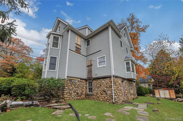 a view of a house with a yard