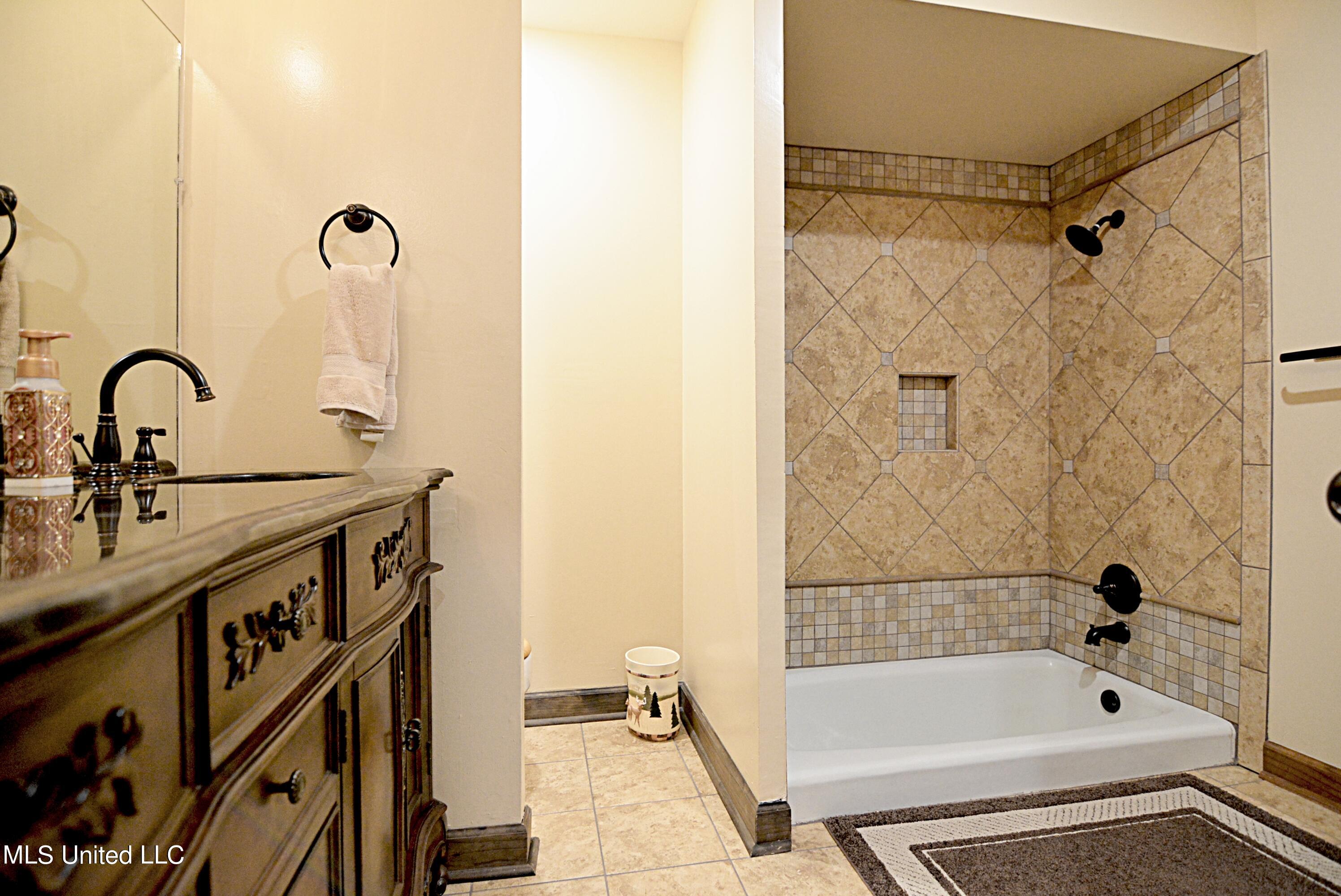 1374 Gaines Road Hernando, MS 38632 - Photo 25 of 43 Bathroom 2