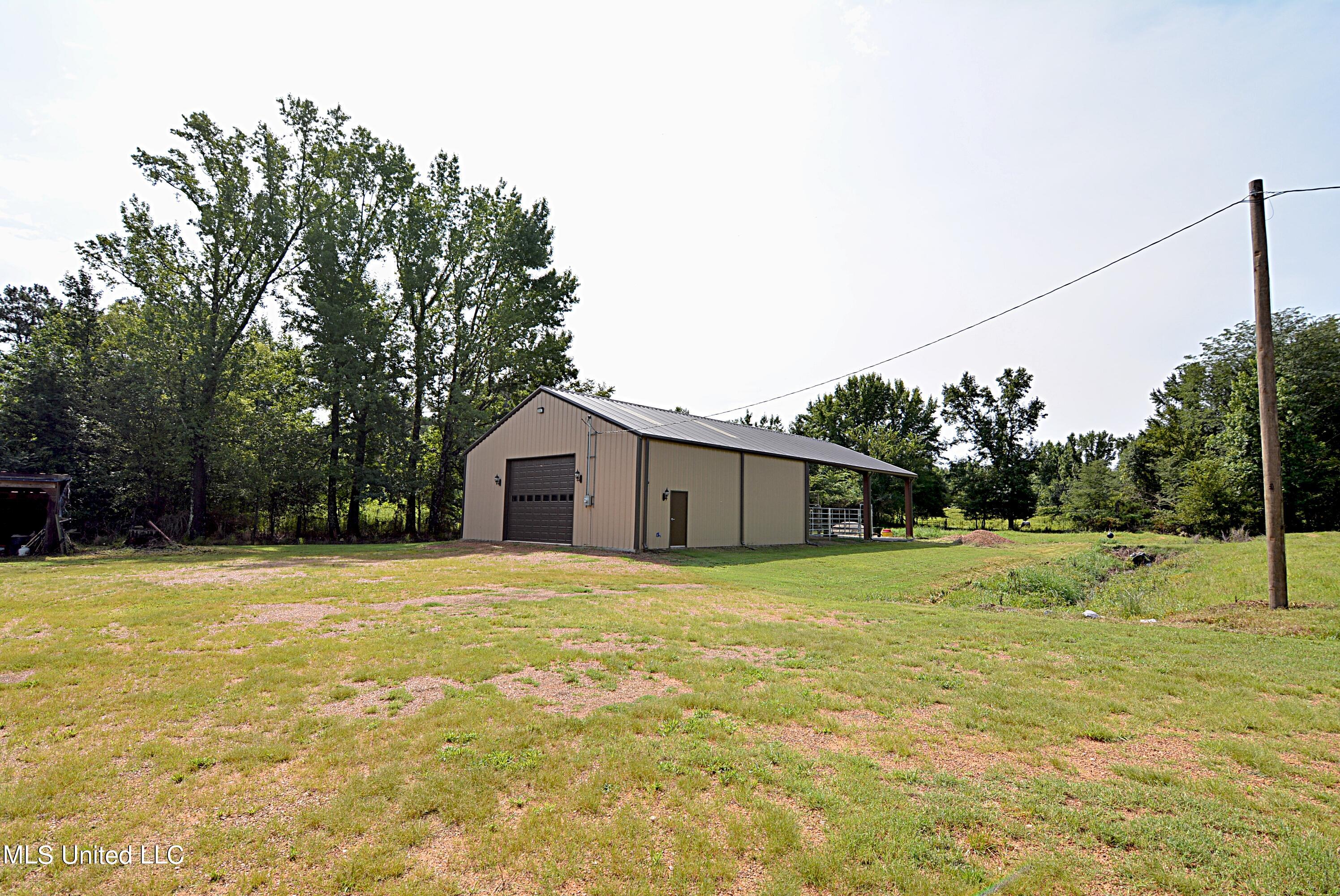 1374 Gaines Road Hernando, MS 38632 - Photo 34 of 43 Barn