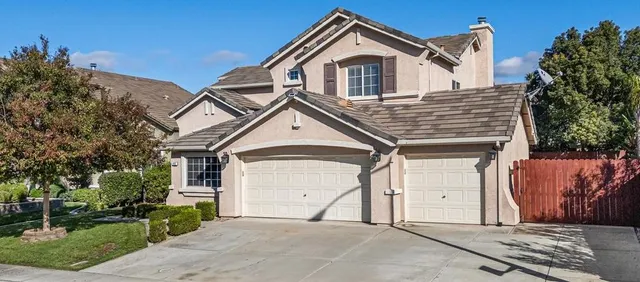 a view of house with garden