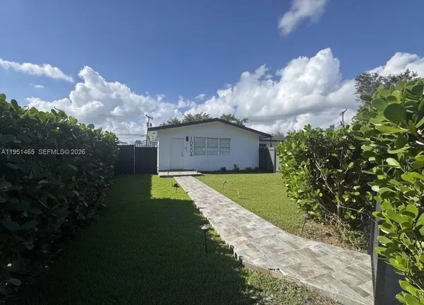 a view of a back yard