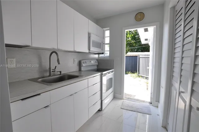 $3,000 | 10504 Southwest 77th Court, Unit 10504, Pinecrest, FL 33156