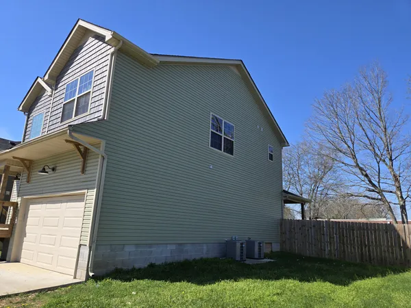 $2,100 | 414 A Oak Street, Clarksville, TN 37042