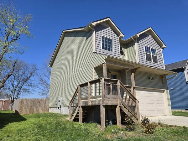 $2,100 | 414 A Oak Street, Clarksville, TN 37042