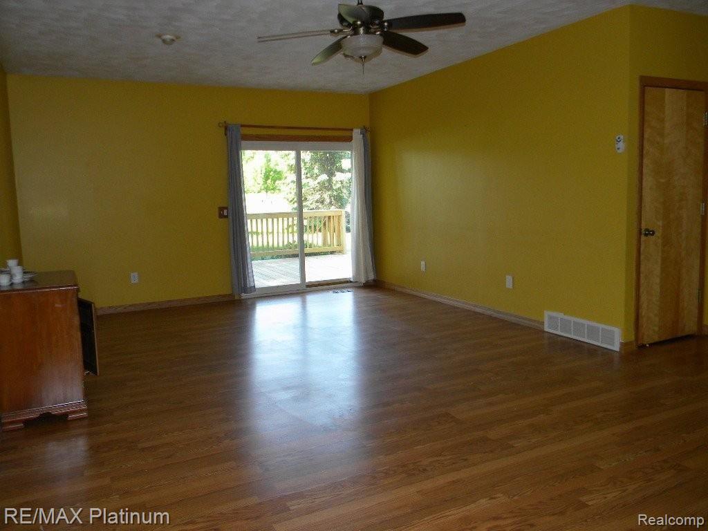 11975 Moyer Road Webberville, MI 48892 - Photo 10 of 25 Large Family Room