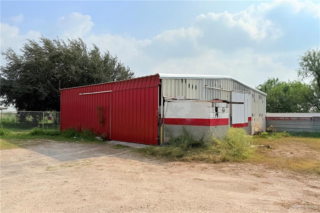 6106 North La Homa Road Mission, TX 78574 - Photo 7 of 10 a view of a back yard of the house