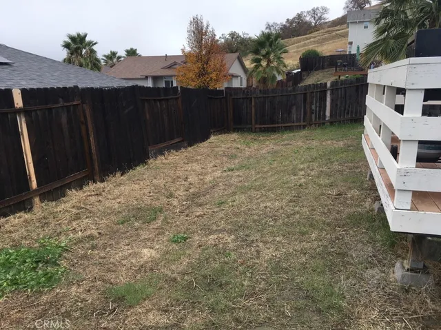 a view of a back yard