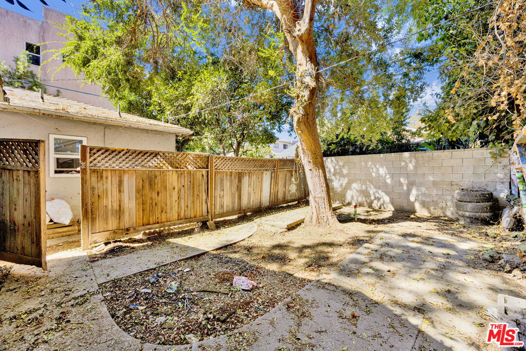 14541 Hart Street Van Nuys, CA 91405 - Photo 24 of 39 a view of a backyard of the house