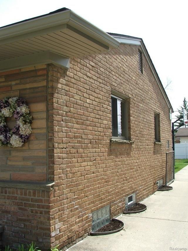 211 Reitman Court Rochester, MI 48307 - Photo 30 of 30 DDolland Side of House.JPG