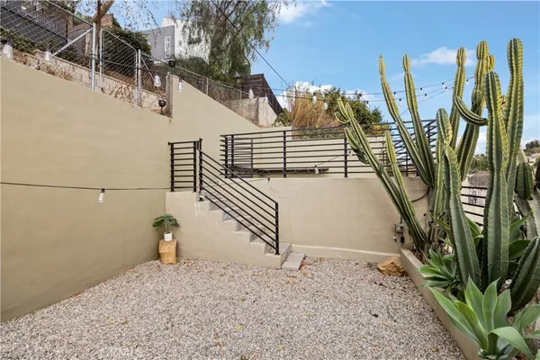 $3,900 | 2211 Hyperion Avenue, Los Angeles, CA 90027