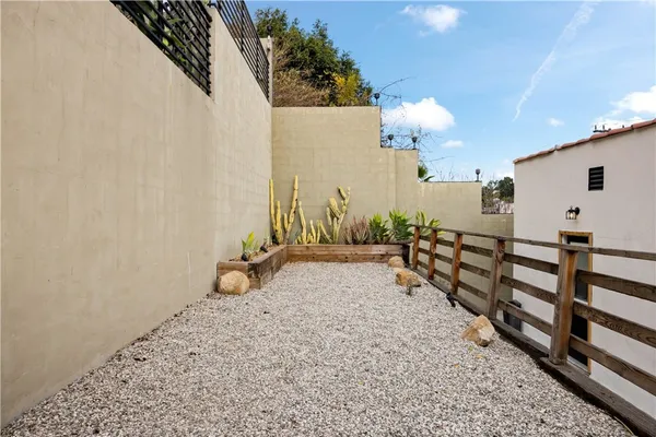$3,900 | 2211 Hyperion Avenue, Los Angeles, CA 90027