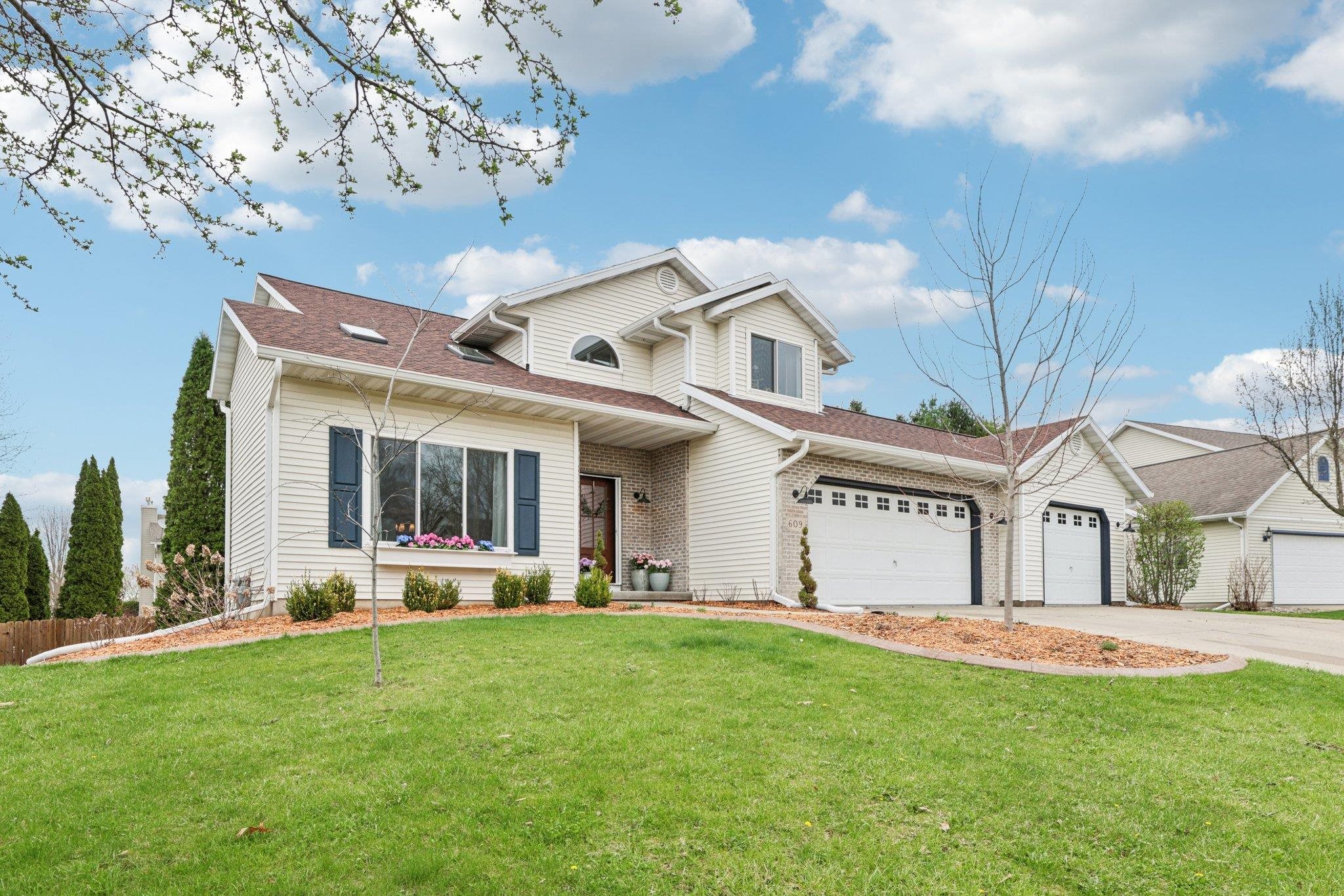 609 Worthington Way Waunakee, WI 53597 - Photo 2 of 70