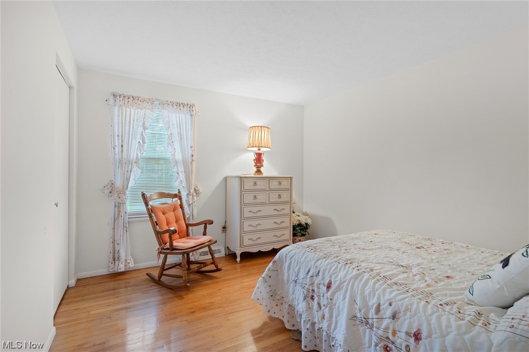 5624 Dolphin Road Mentor, OH 44060 - Photo 25 of 30 View of hardwood floored bedroom