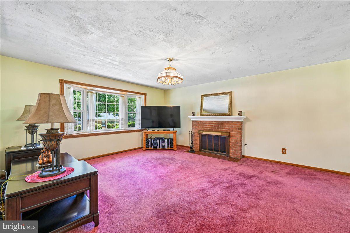 5643 Inverchapel Road Springfield, VA 22151 - Photo 13 of 65 Living room