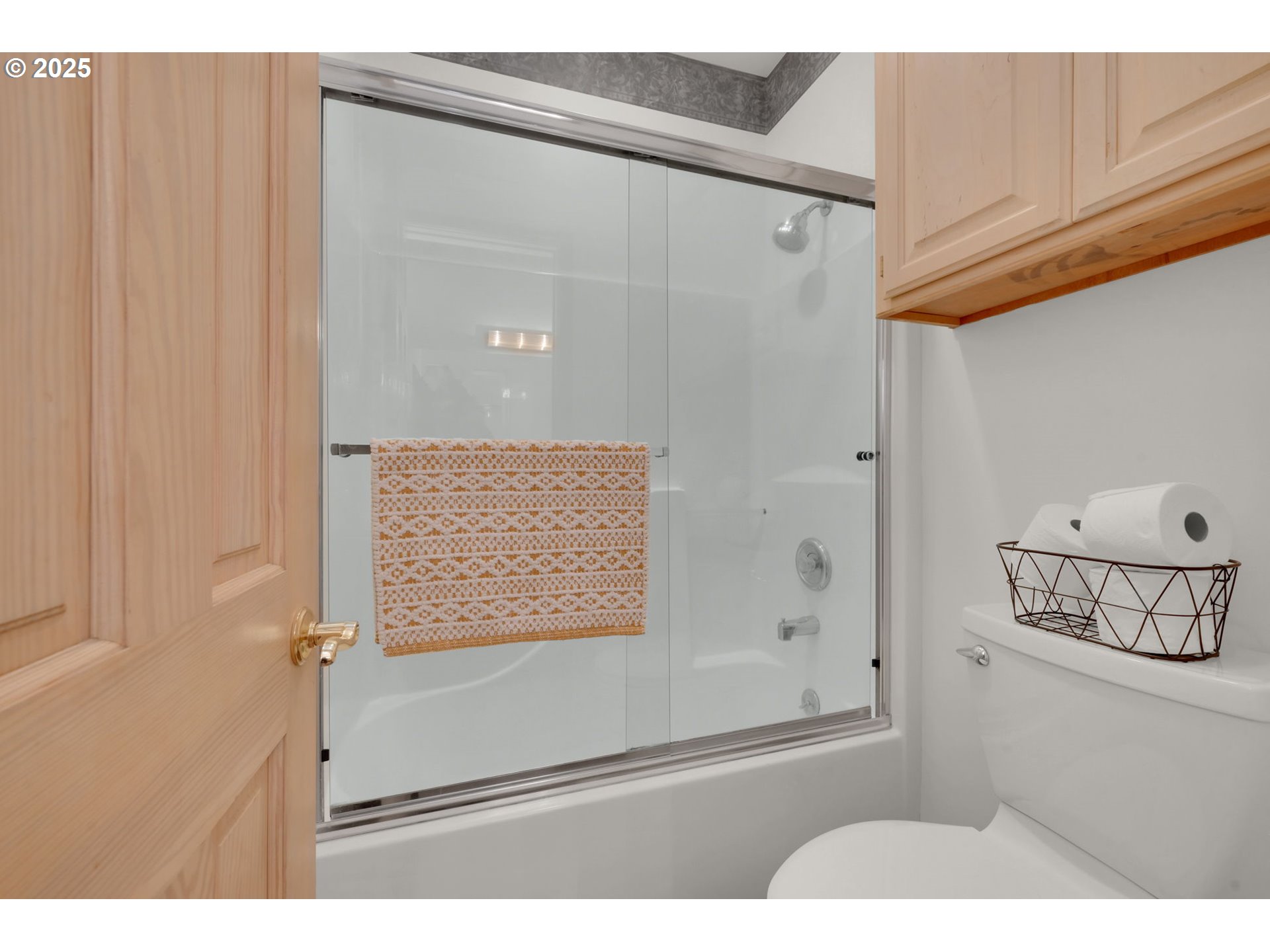 1417 Wimbledon Place Springfield, OR 97477 - Photo 30 of 48 a view of a bathroom with wooden floor