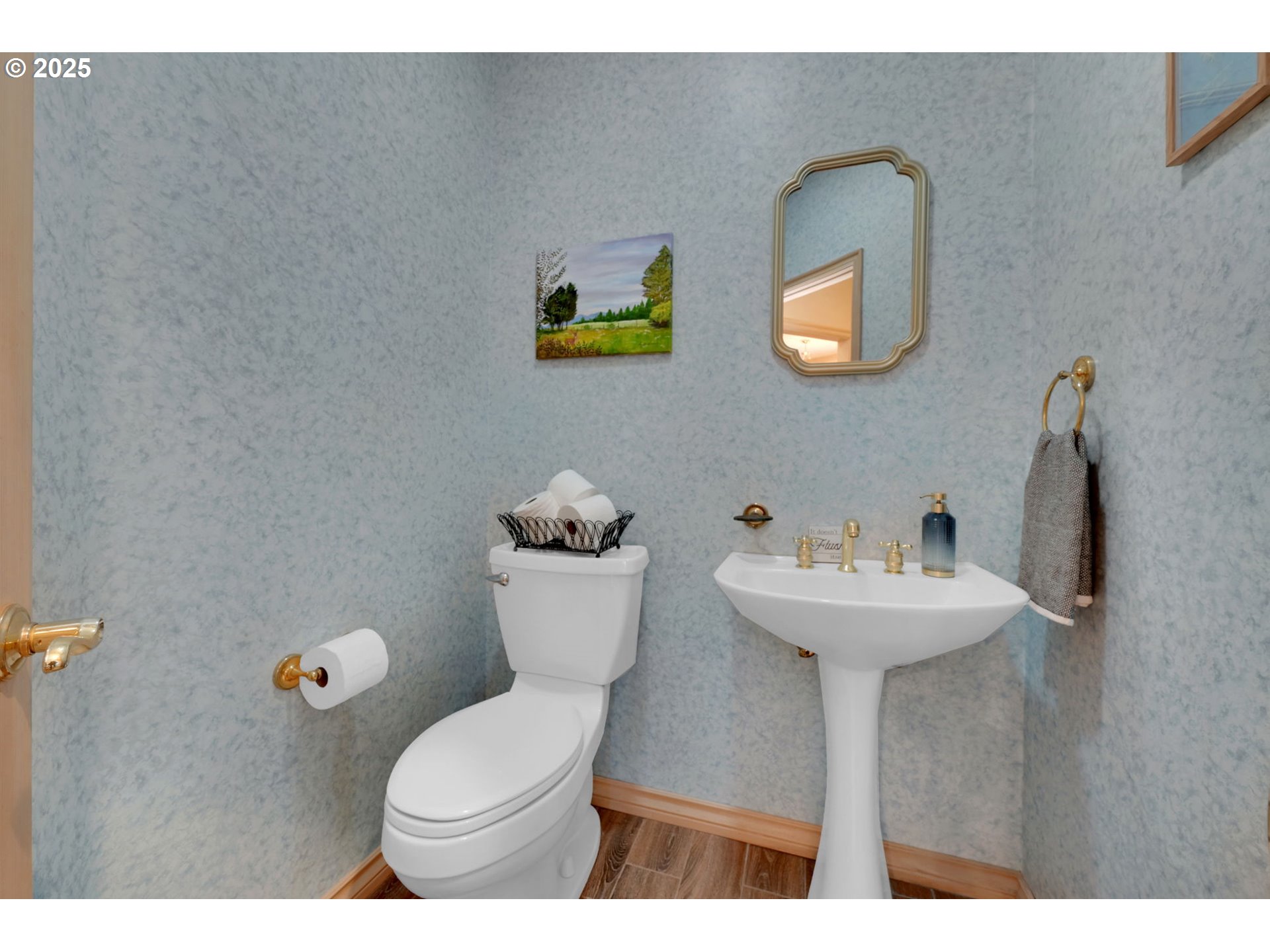 1417 Wimbledon Place Springfield, OR 97477 - Photo 35 of 48 a bathroom with a toilet sink and mirror