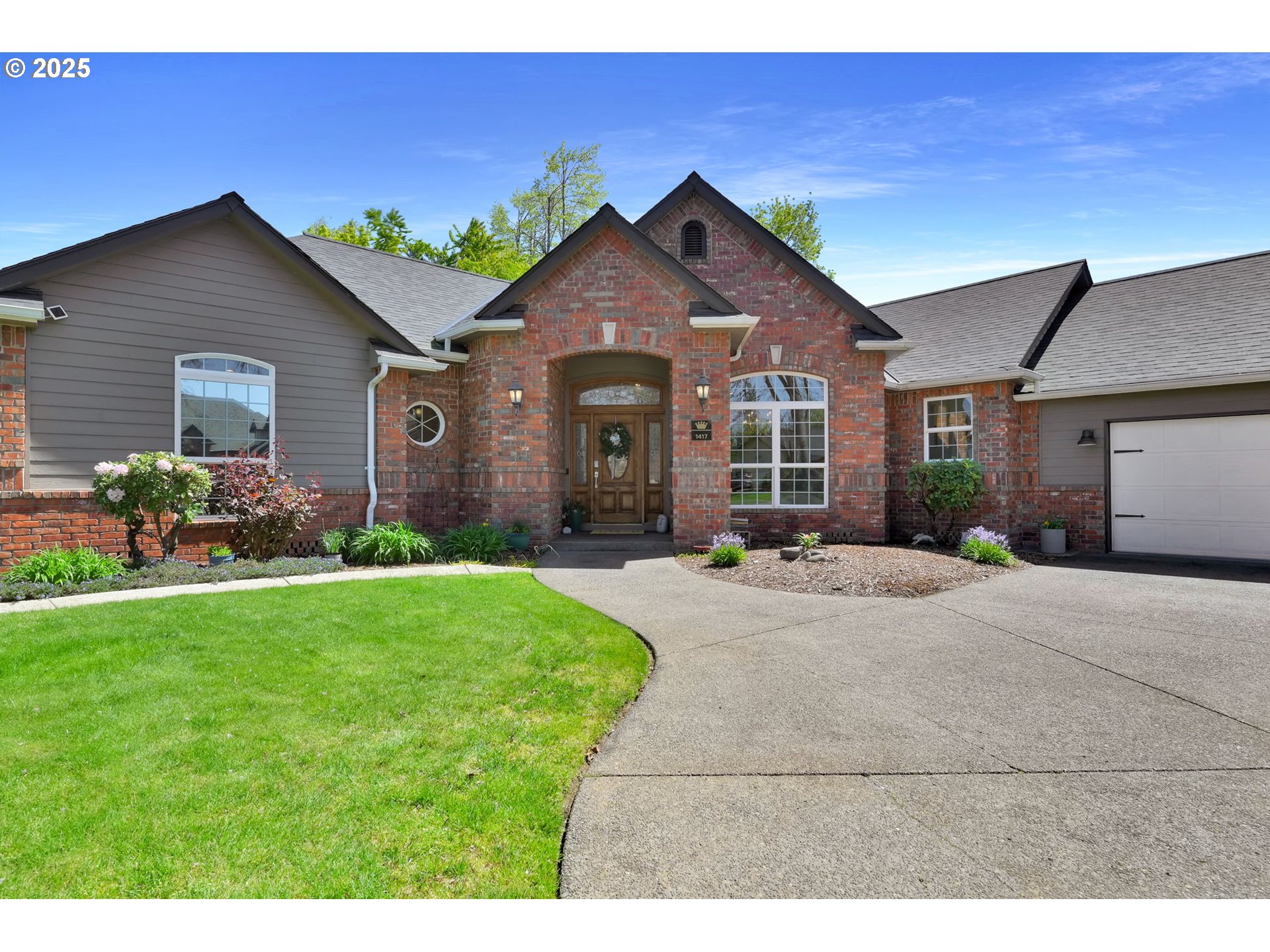 1417 Wimbledon Place Springfield, OR 97477 - Photo 4 of 48 a front view of a house with garden