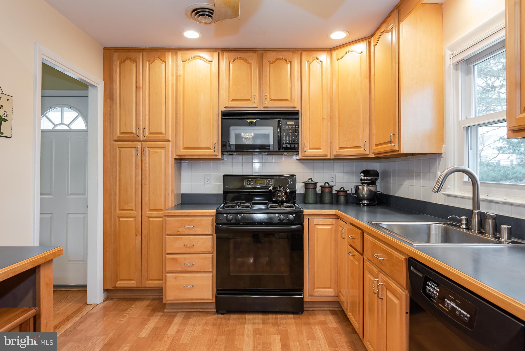 4621 Roundhill Road Ellicott City, MD 21043 - Photo 11 of 41 Kitchen