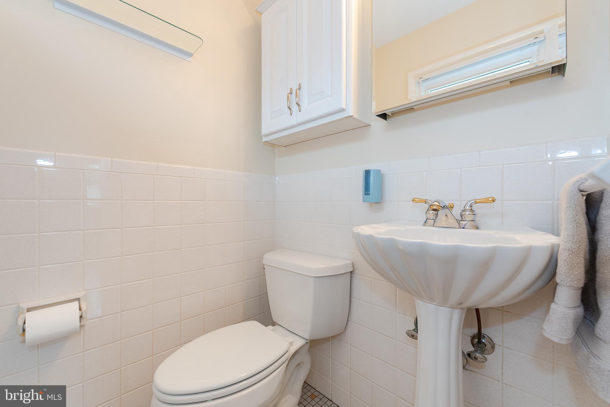 4621 Roundhill Road Ellicott City, MD 21043 - Photo 19 of 41 Owners Half Bath