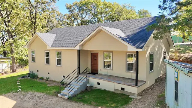 a view of a house with a yard