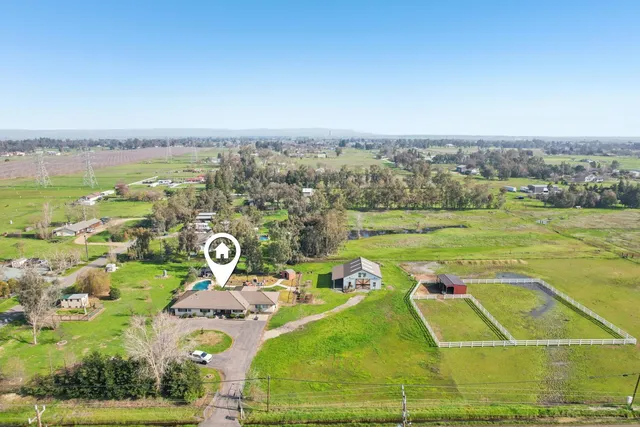 a view of a tennis court