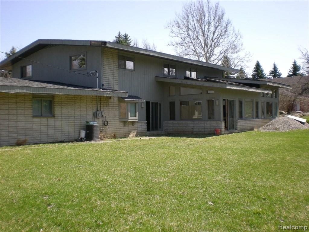 25795 Farmington Road Farmington, MI 48335 - Photo 8 of 22 back view of home.jpg
