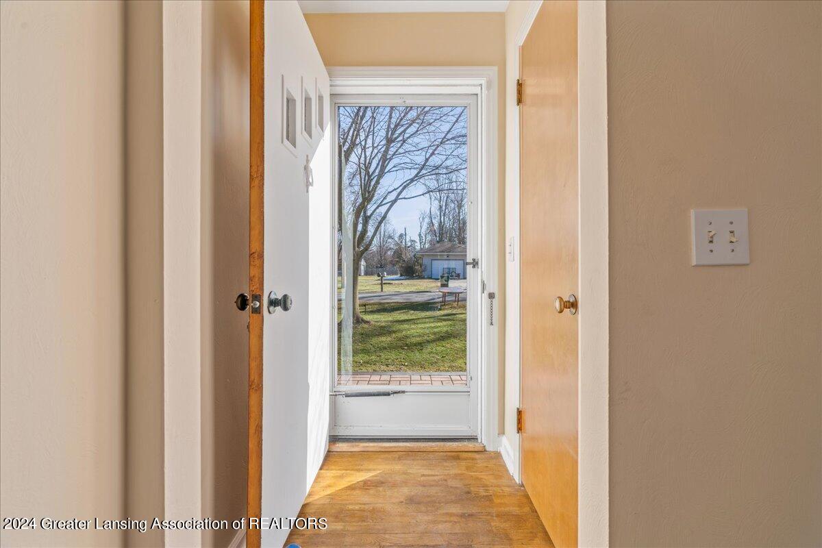2525 Arlington Road Lansing, MI 48906 - Photo 13 of 37 13-Media Jett-13