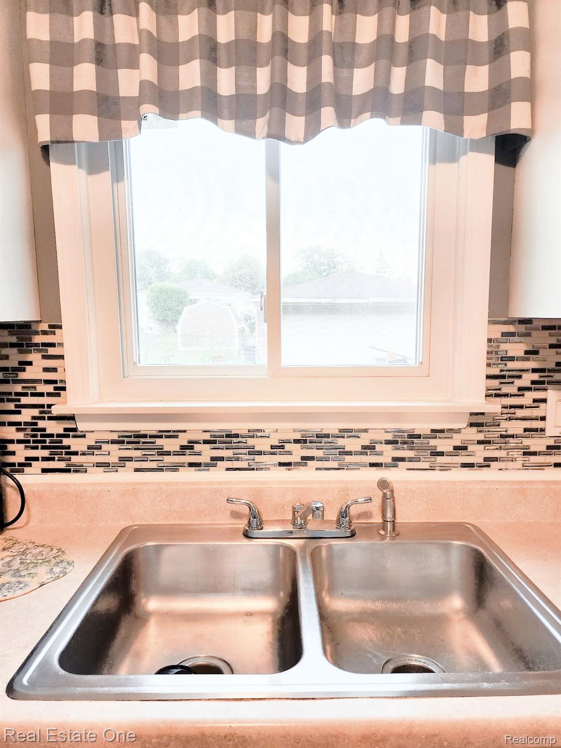 32149 Dixie Manor Road Rockwood, MI 48173 - Photo 13 of 30 Kitchen looks out to the backyard