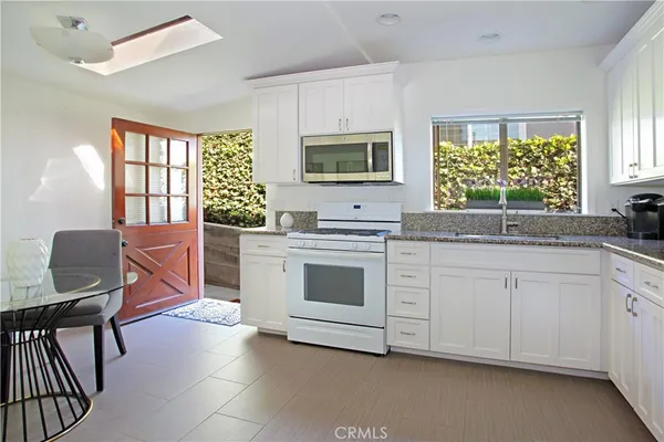 $2,650 | 405 Heliotrope Avenue, Unit B, Corona del Mar, CA 92625