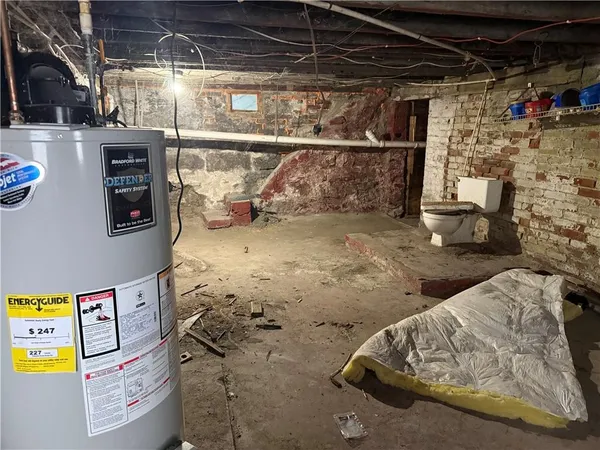 $27,900 | 1118 Wallis Avenue, Farrell, PA 16121