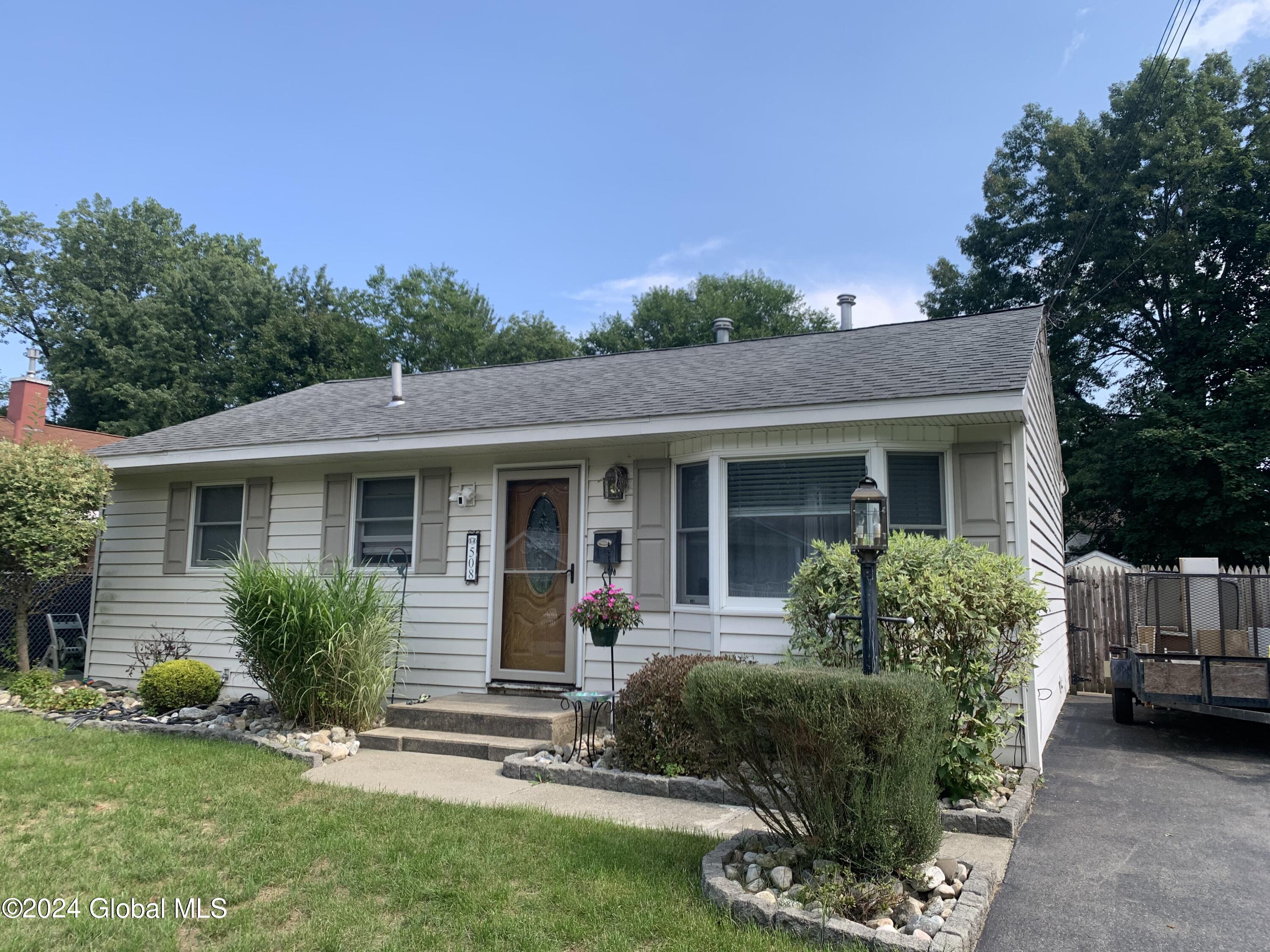 508 Chiswell Road Schenectady, NY 12304 - Photo 2 of 22 IMG_3244