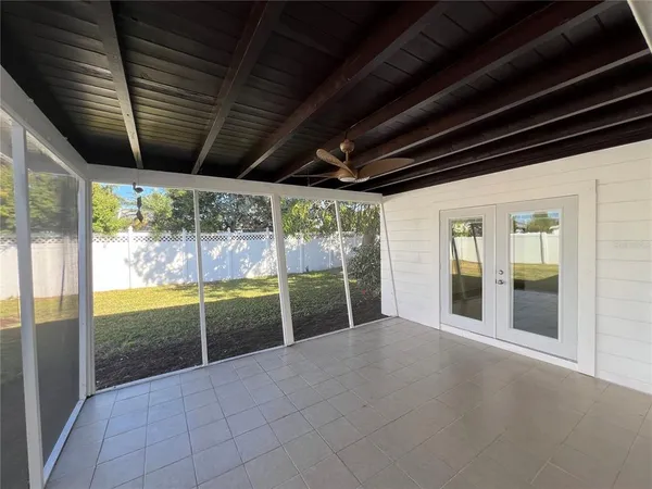 a view of a backyard