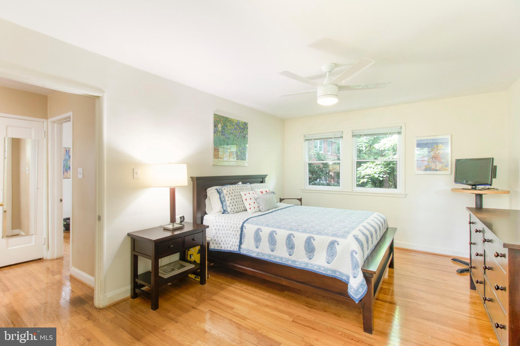 8512-12-2 Manchester Road, Unit 122 Silver Spring, MD 20901 - Photo 17 of 40 Main Bedroom - nice and OPEN w/ceiling fan