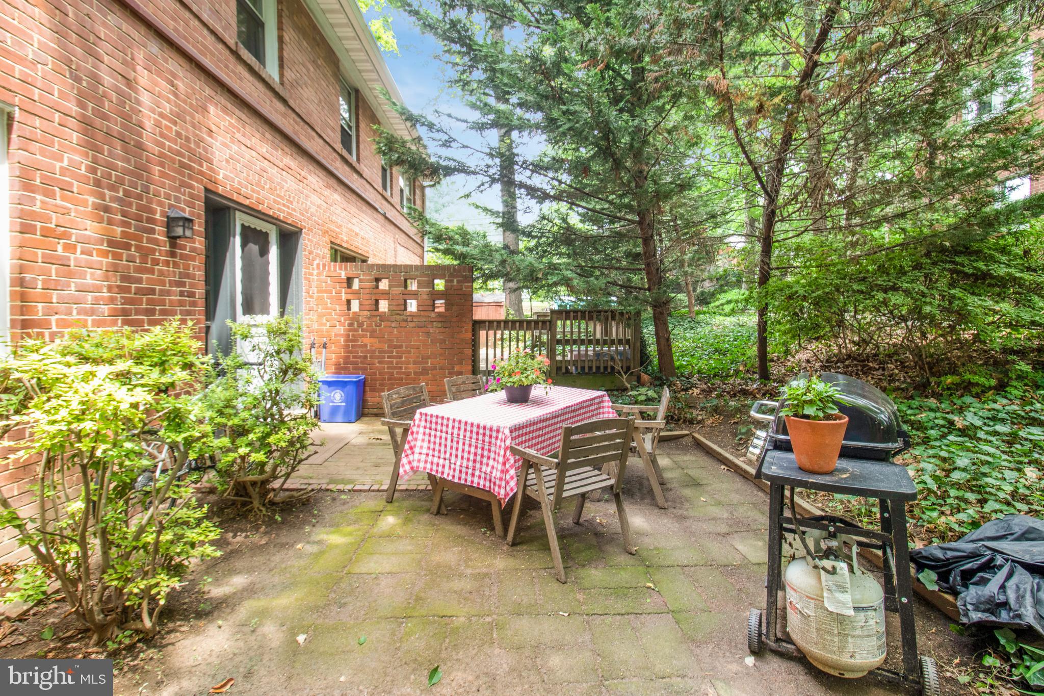 8512-12-2 Manchester Road, Unit 122 Silver Spring, MD 20901 - Photo 23 of 40 Ahhh! what a nice place to have morning coffee!