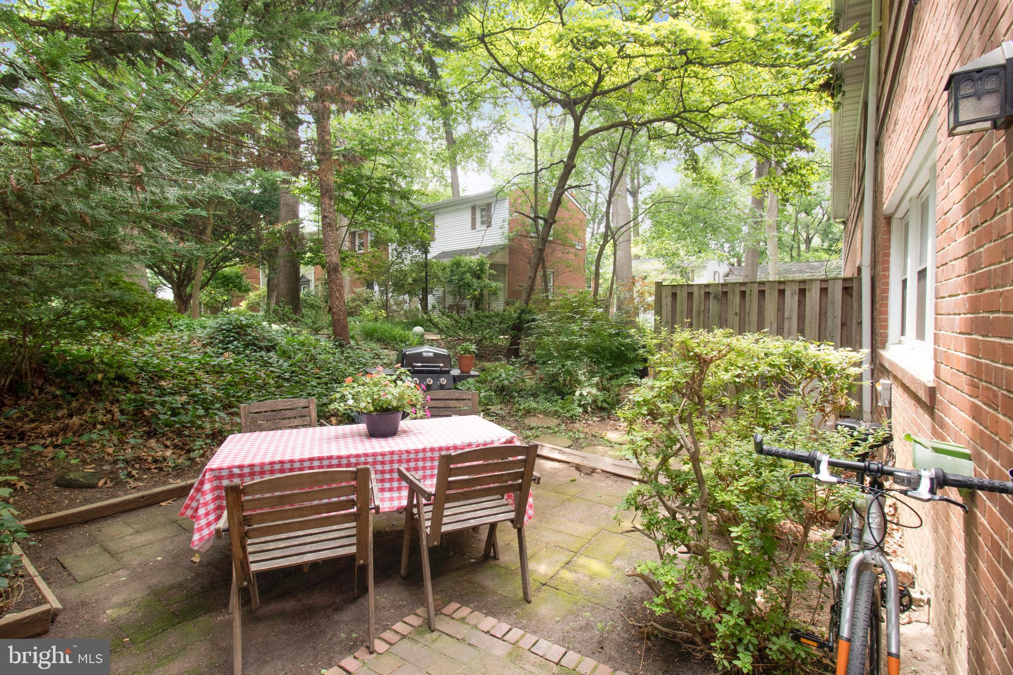 8512-12-2 Manchester Road, Unit 122 Silver Spring, MD 20901 - Photo 24 of 40 Al Fresco Dining - Lush Green space