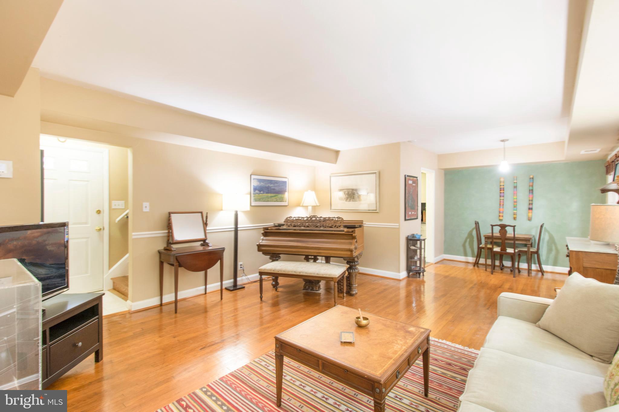 8512-12-2 Manchester Road, Unit 122 Silver Spring, MD 20901 - Photo 6 of 40 Lovely Open LR with stunning Oak Floors!