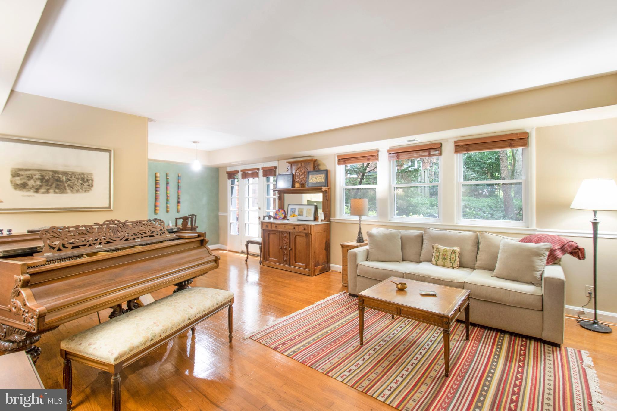 8512-12-2 Manchester Road, Unit 122 Silver Spring, MD 20901 - Photo 9 of 40 Living room windows let the light in!
