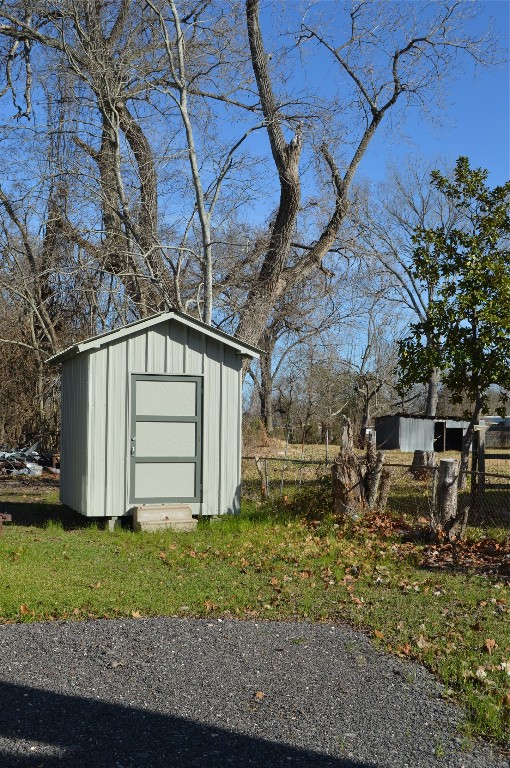 1406 East Wallisville Road Highlands, TX 77562 - Photo 6 of 26 a view of a backyard