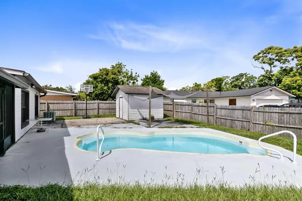 a view of a backyard