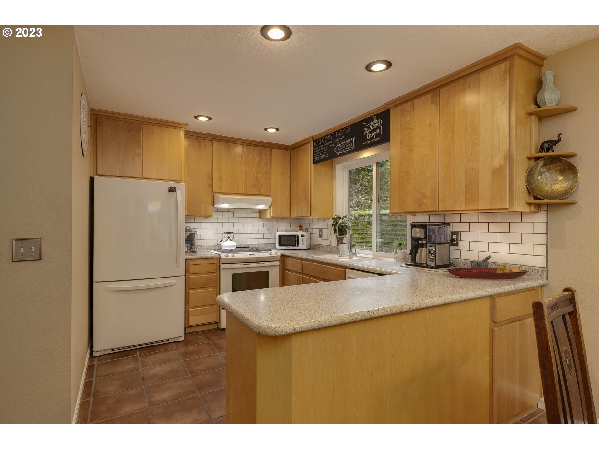 9732 Southwest 18th Place Portland, OR 97219 - Photo 15 of 45